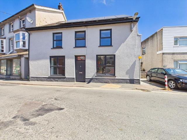 4 bedroom end of terrace house to rent