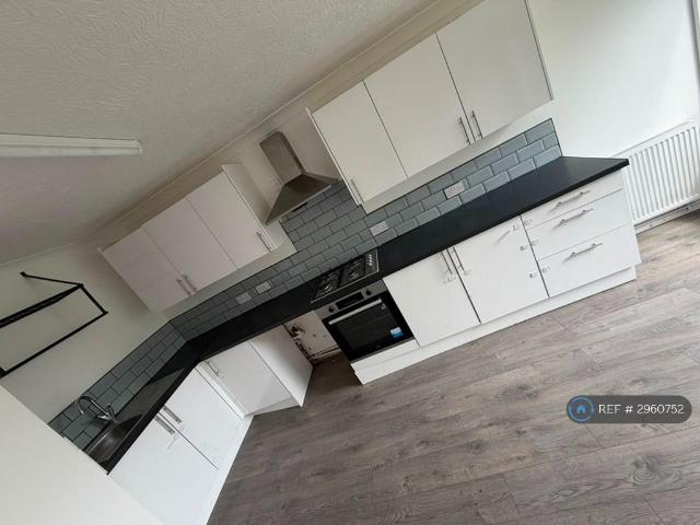 4 bedroom end of terrace house to rent