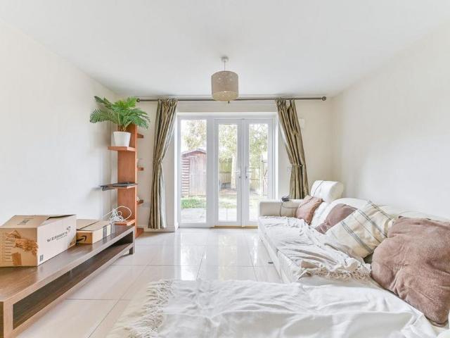 4 bedroom end of terrace house to rent
