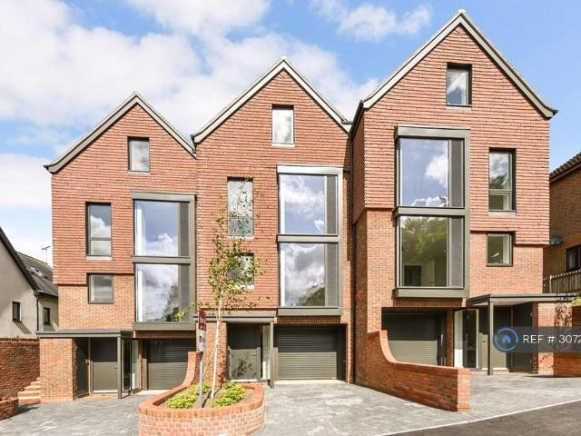 4 bedroom end of terrace house to rent