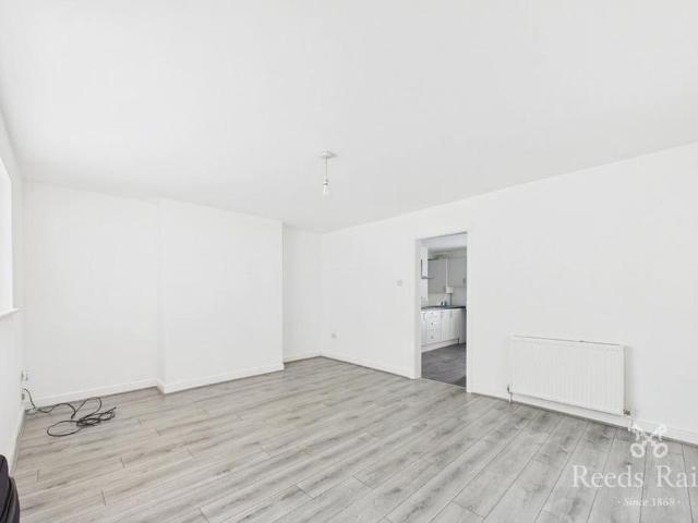 4 bedroom end of terrace house to rent