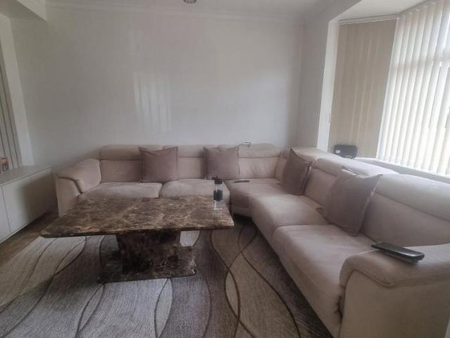 4 bedroom end of terrace house to rent