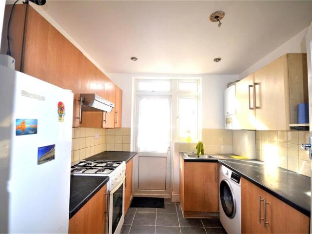 4 bedroom end of terrace house to rent