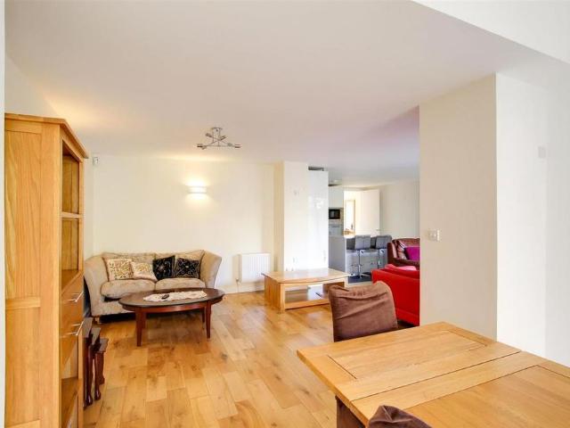 4 bedroom end of terrace house to rent