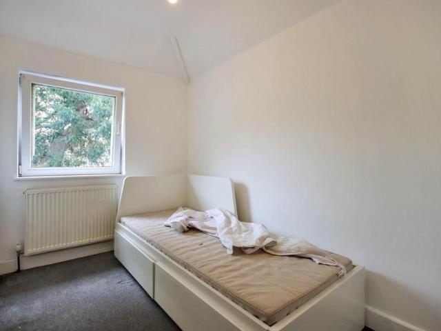 4 bedroom end of terrace house to rent