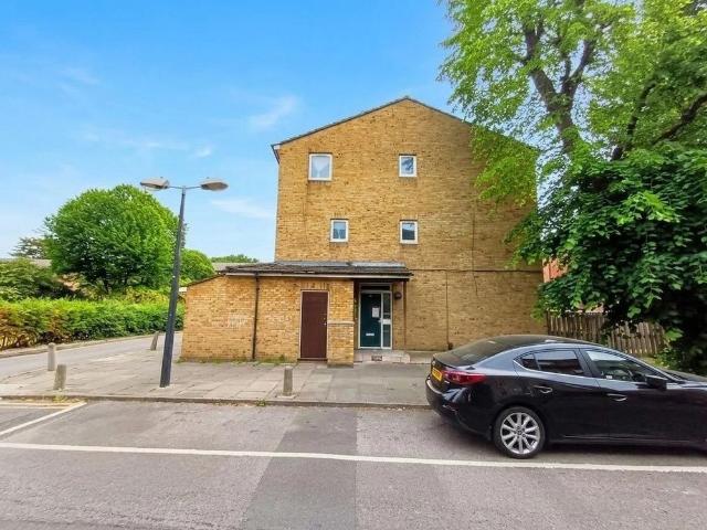 4 bedroom end of terrace house to rent