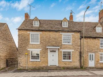 4 bedroom end of terrace house to rent