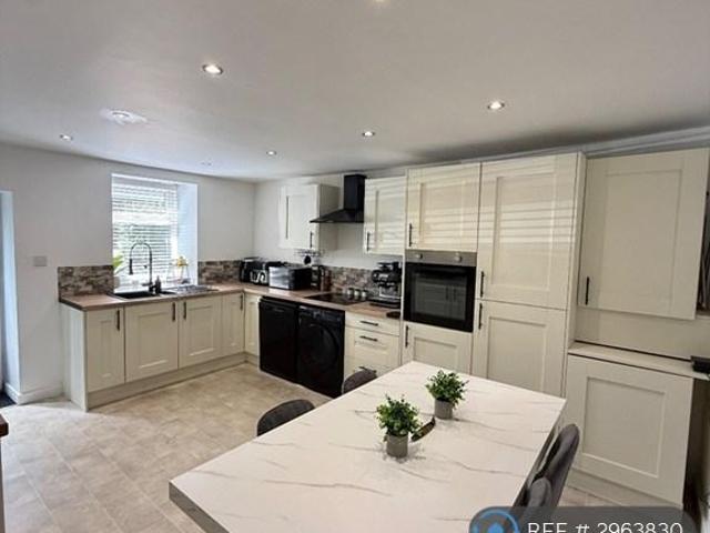 4 bedroom end of terrace house to rent