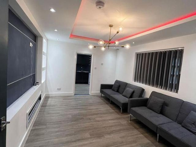 4 bedroom end of terrace house to rent