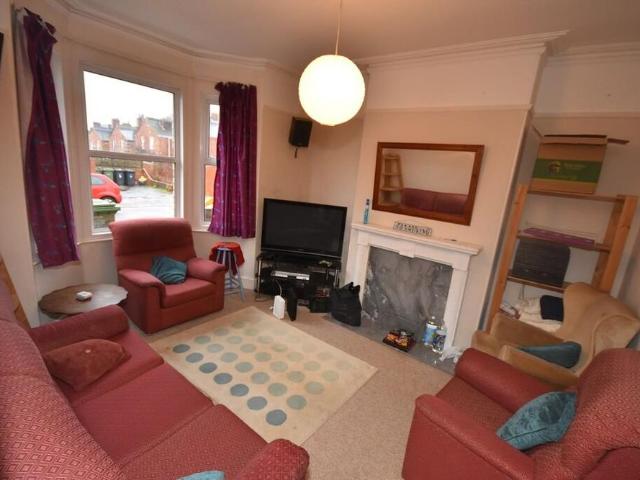 4 bedroom end of terrace house to rent