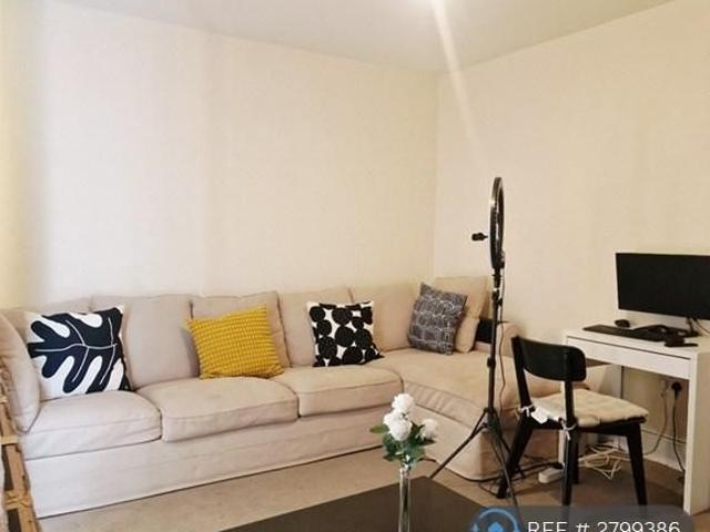 4 bedroom end of terrace house to rent