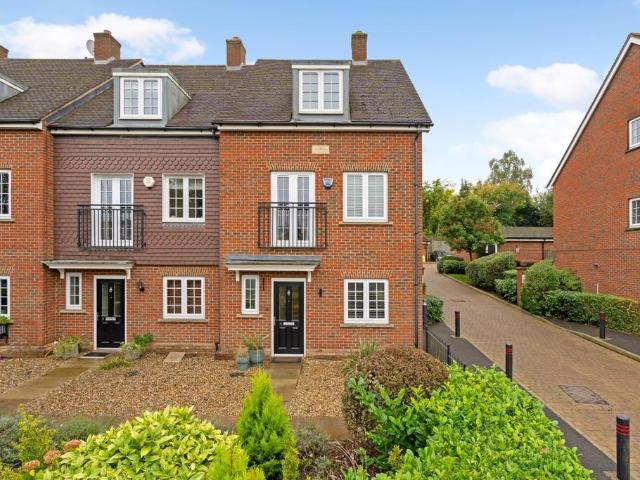 4 bedroom end of terrace house to rent