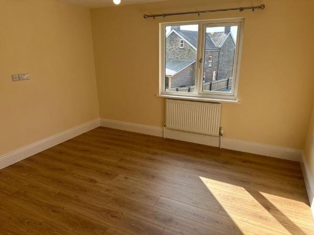 4 bedroom end of terrace house to rent