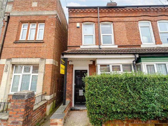 4 bedroom end of terrace house to rent