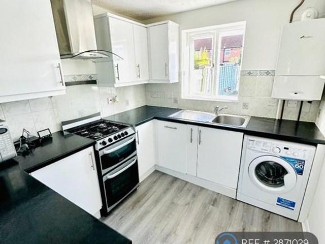 4 bedroom end of terrace house to rent