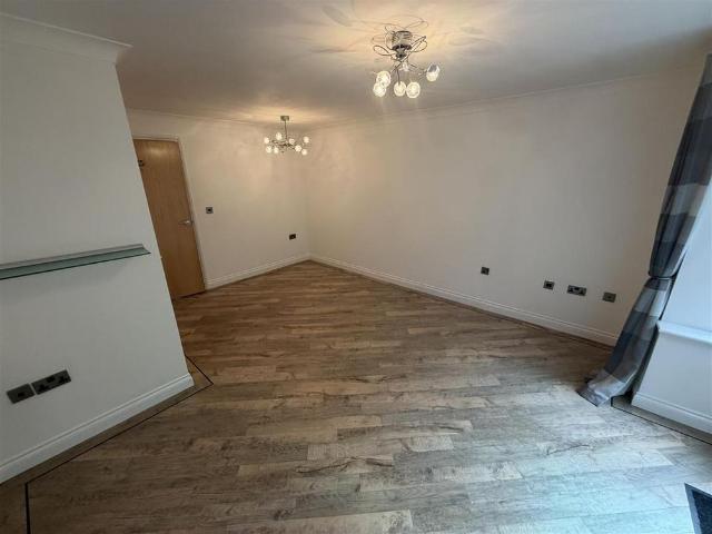 4 bedroom end of terrace house to rent