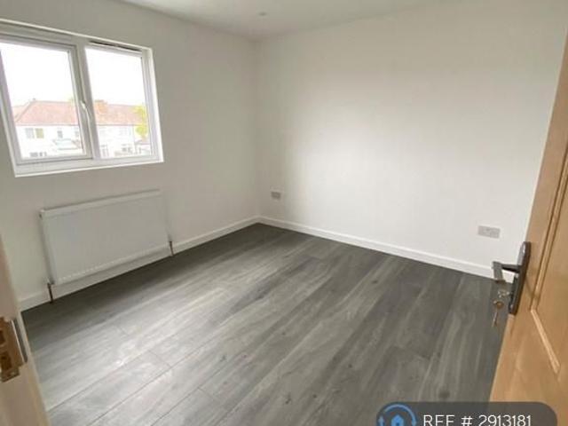 4 bedroom end of terrace house to rent