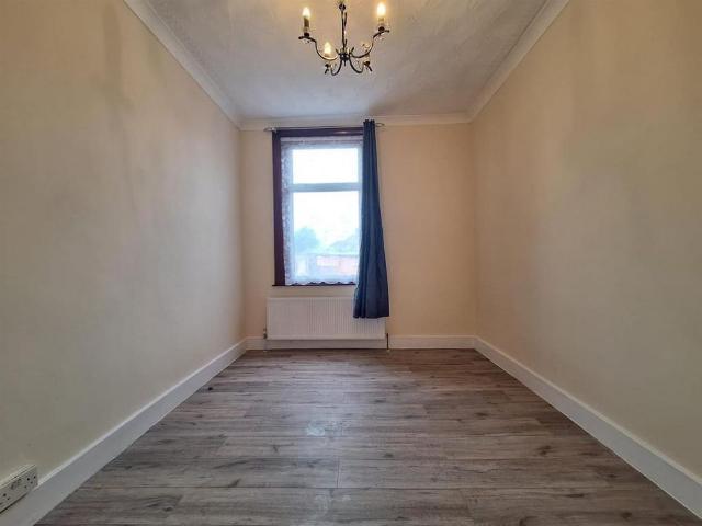 4 bedroom end of terrace house to rent