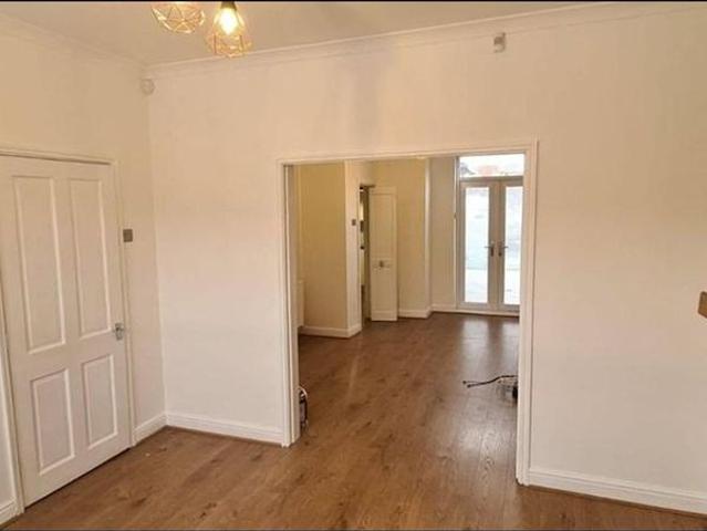 4 bedroom end of terrace house to rent