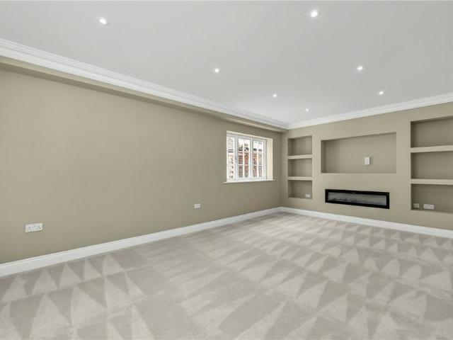 4 bedroom end of terrace house to rent