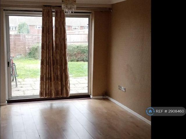 4 bedroom end of terrace house to rent