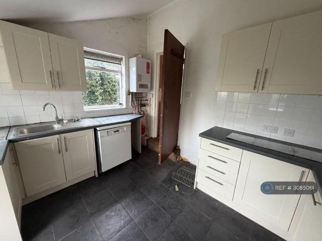 4 bedroom end of terrace house to rent