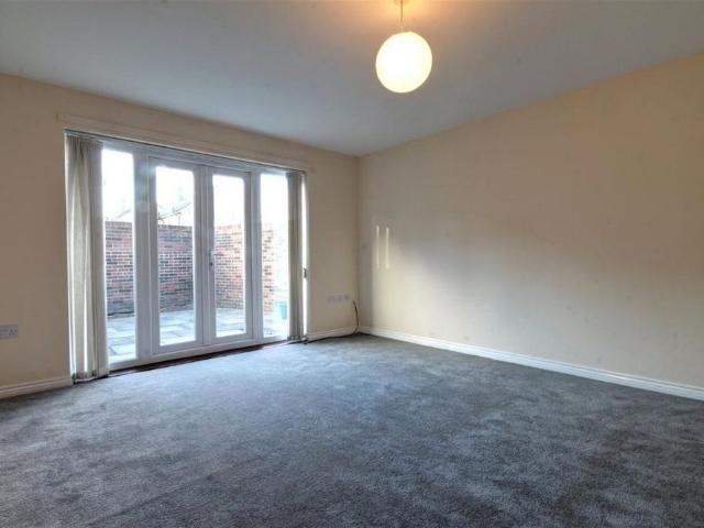 4 bedroom end of terrace house to rent