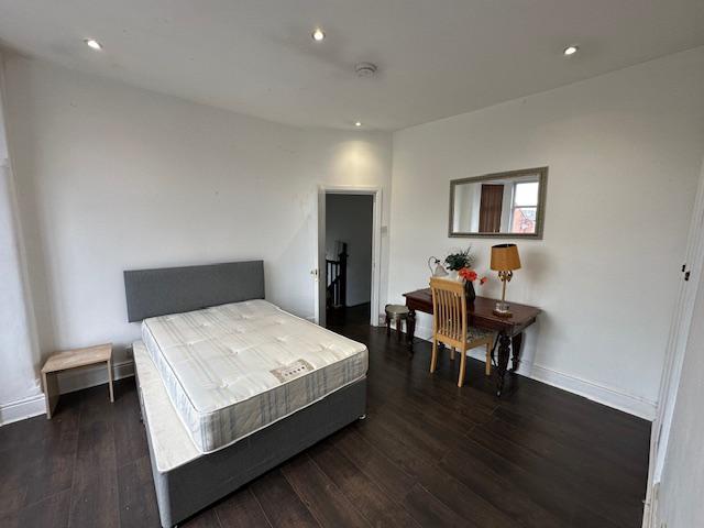 4 bedroom end of terrace house to rent