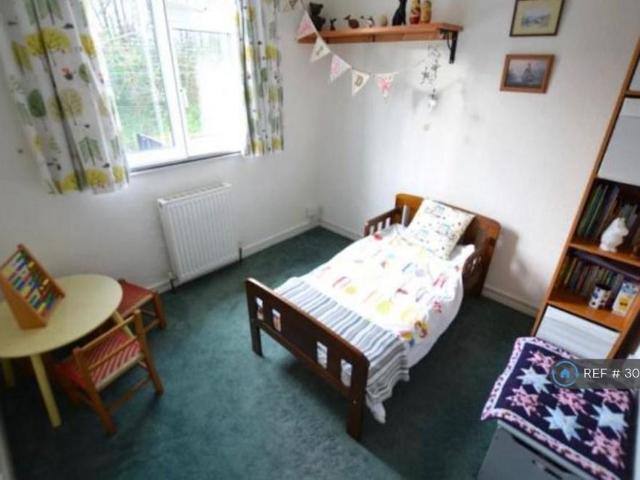 4 bedroom end of terrace house to rent