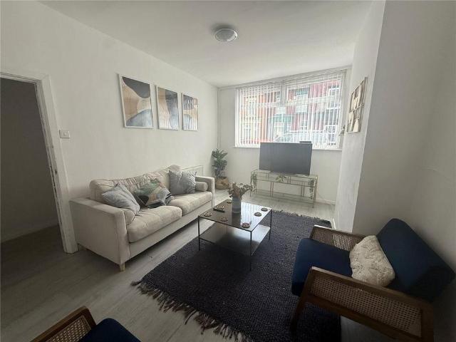 4 bedroom end of terrace house to rent
