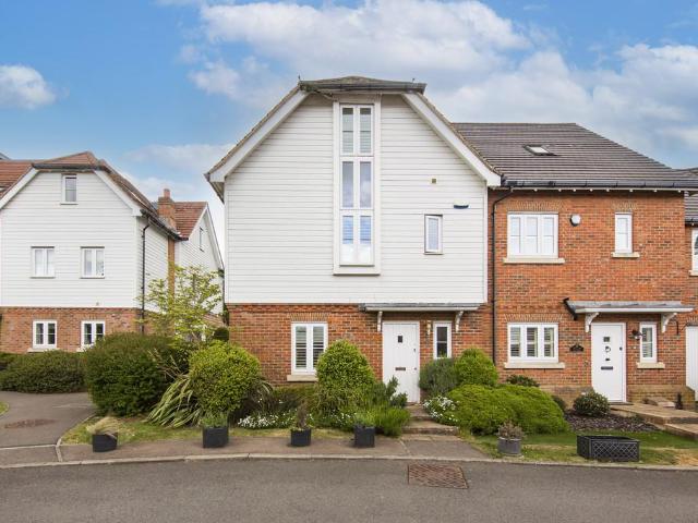 4 bedroom end of terrace house to rent