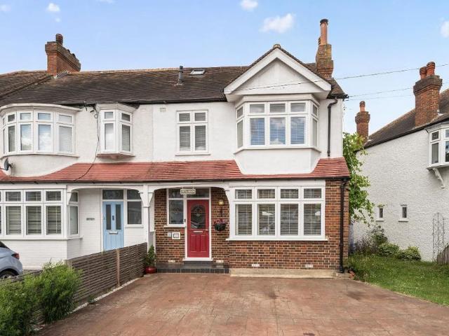 4 bedroom end of terrace house to rent