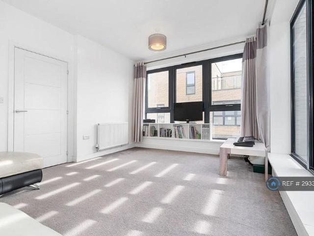 4 bedroom end of terrace house to rent