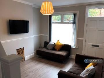 4 bedroom end of terrace house to rent