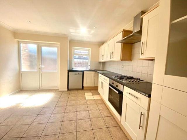 4 Bedroom End Of Terrace House To Rent In Barton Crescent, Leamington Spa, Warwickshire, CV31