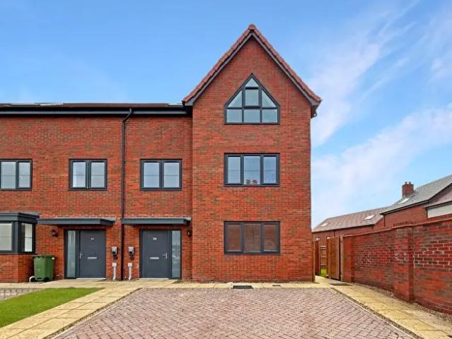 4 Bedroom End Of Terrace House To Rent In Francis Avenue, Aylesbury, Buckinghamshire, HP21