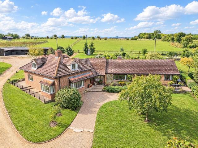 4 bedroom equestrian facility for sale