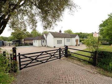 4 bedroom equestrian facility for sale