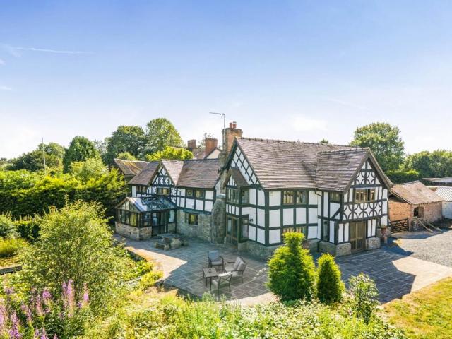 4 bedroom equestrian facility for sale