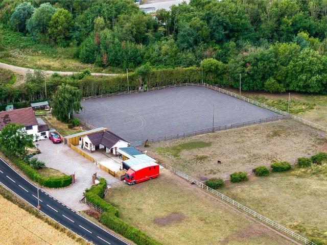 4 bedroom equestrian facility for sale