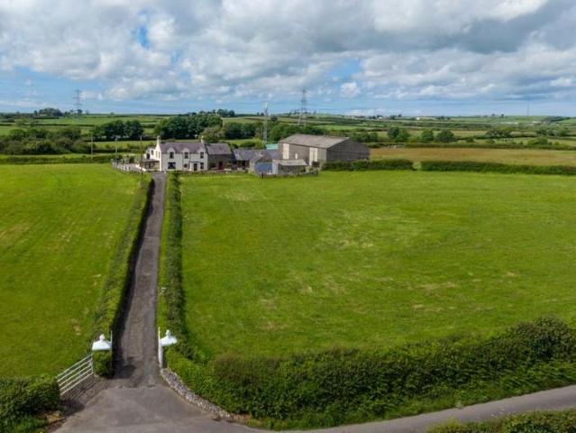 4 bedroom equestrian facility for sale