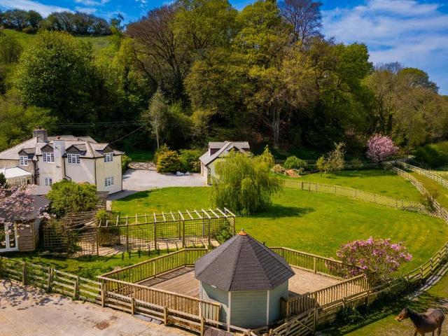 4 bedroom equestrian facility for sale