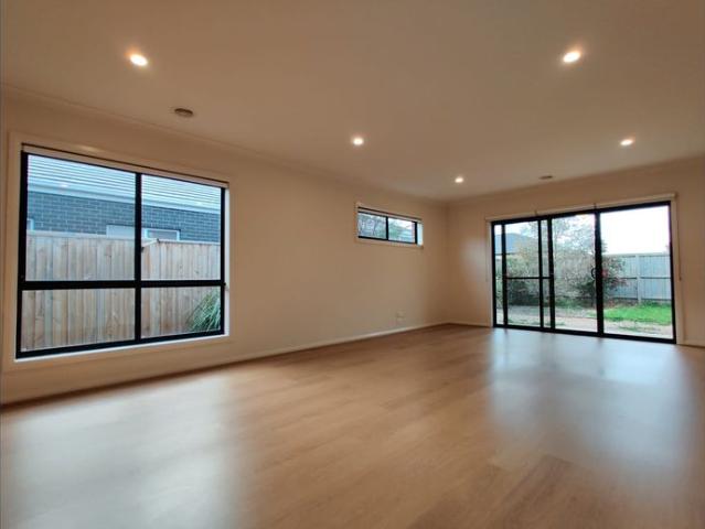 4 Bedroom Family Home close to Saltwater Promenade