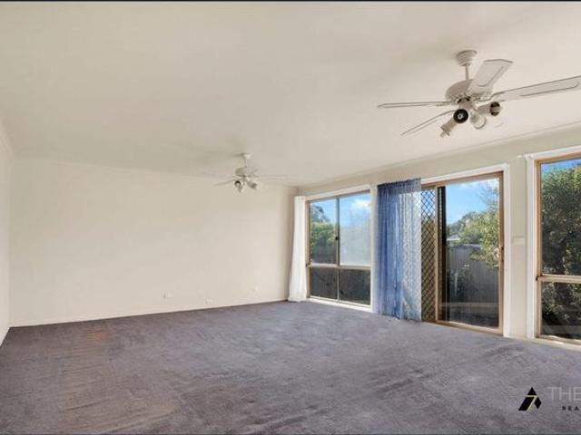4 Bedroom Family Home Close to Train Station, Shopping & School