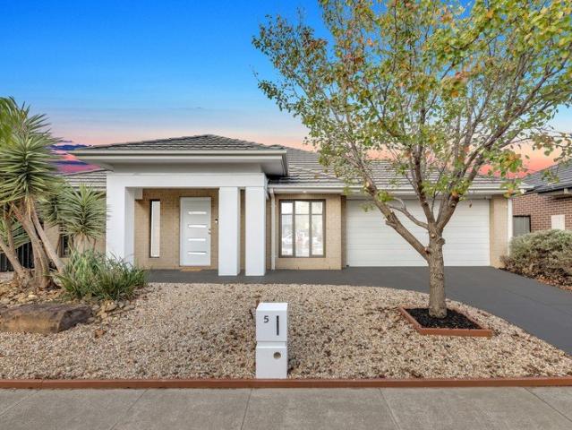 4 BEDROOM FAMILY HOME FOR RENT IN POINT COOK !