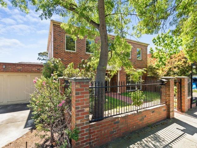 SPACIOUS FOUR BEDROOM TOWNHOUSE IN CENTRAL LOCATION