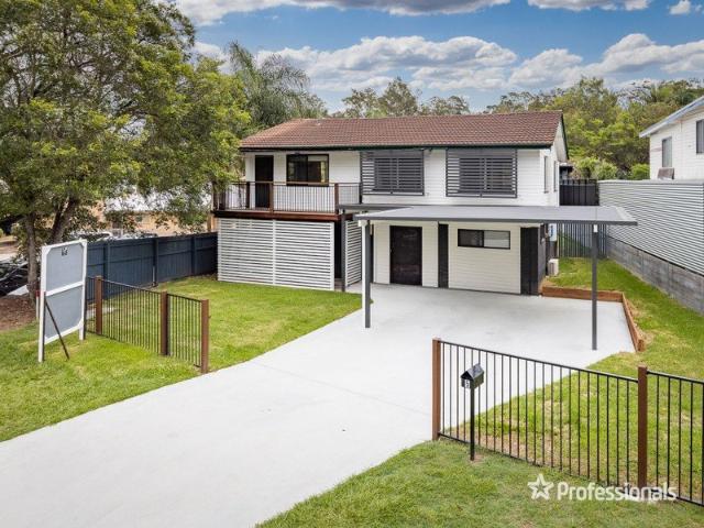 4 bedroom family home with a pool!