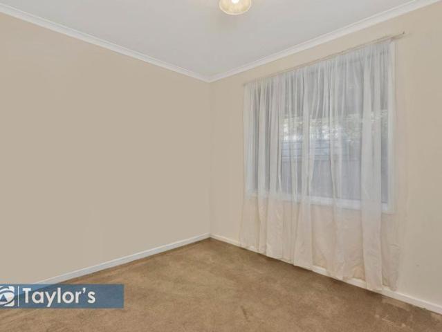 4 BEDROOM FAMILY HOME WITH JUST THE RIGHT SIZED REAR YARD!