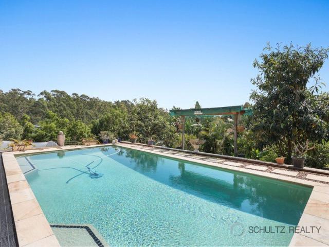 4 Bedroom Family Home with Pool, Caravan Parking and Bushland Views