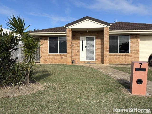 4 Bedroom Family Home within walking distance to Oaks Beach